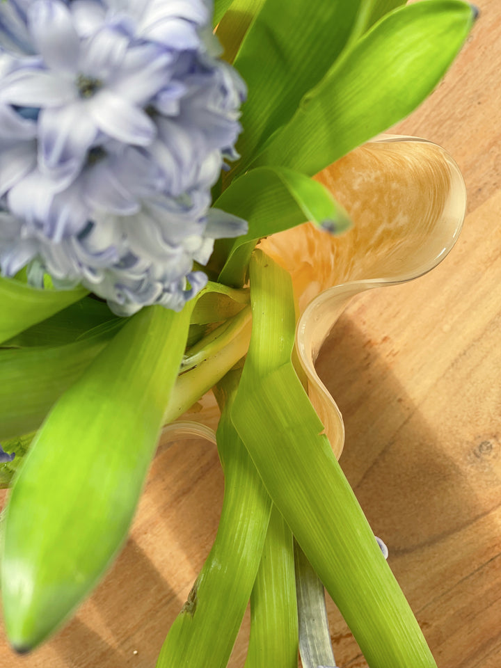 Glasvase m/folder, cremefarvet