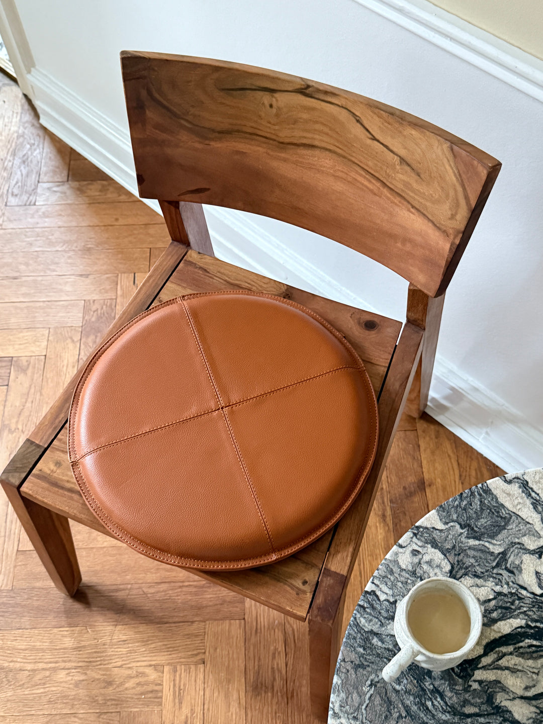 Rund Skindpude. Cognac