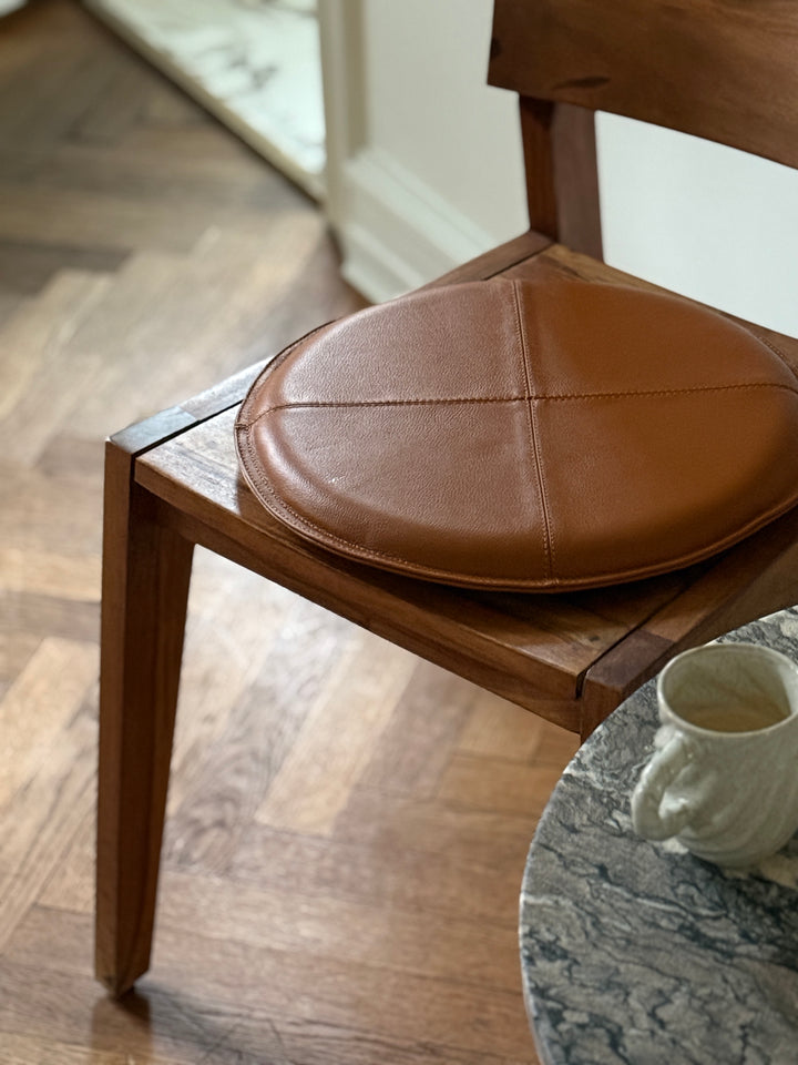 Rund Skindpude. Cognac