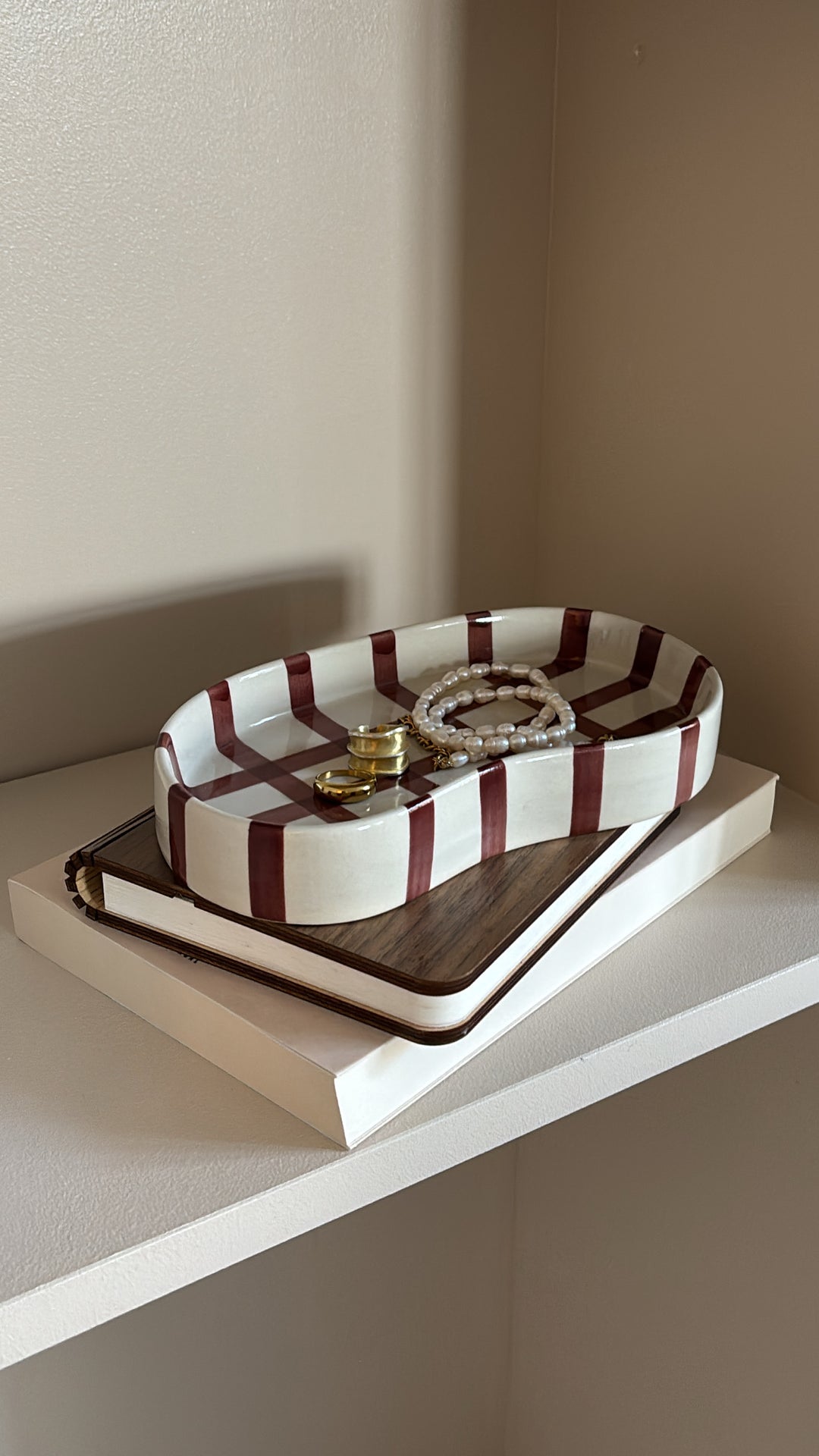 Keramik Bakke BIDDA i Beige m. Burgundy Striber (12,2x20x3cm)