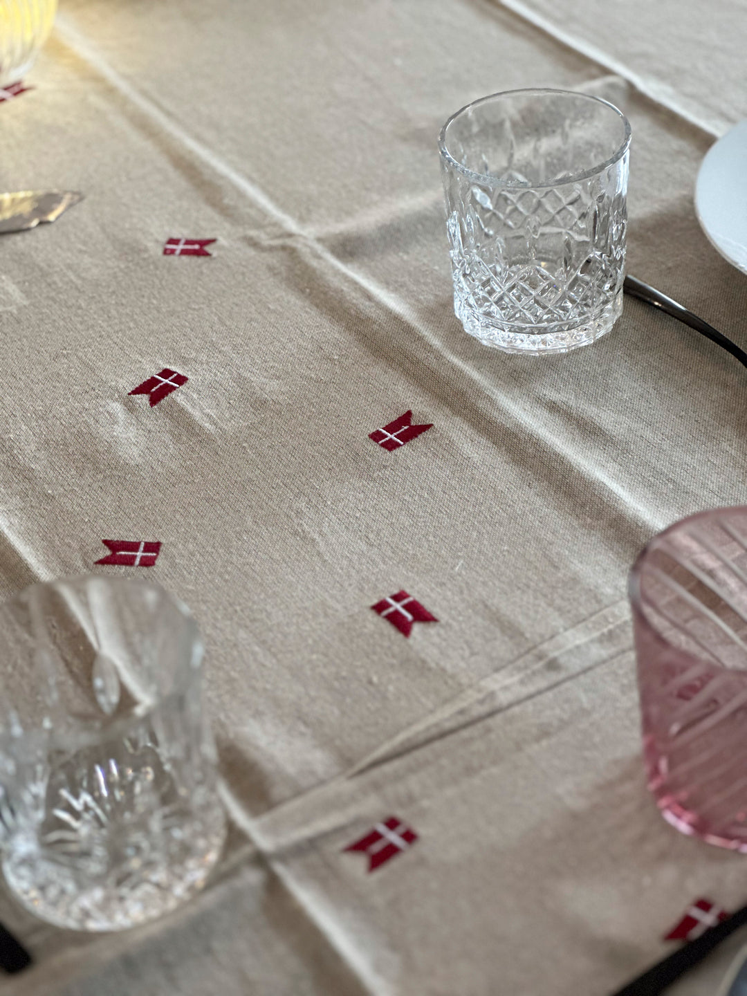 Dug m. Broderet Dansk Flag. 140x180cm