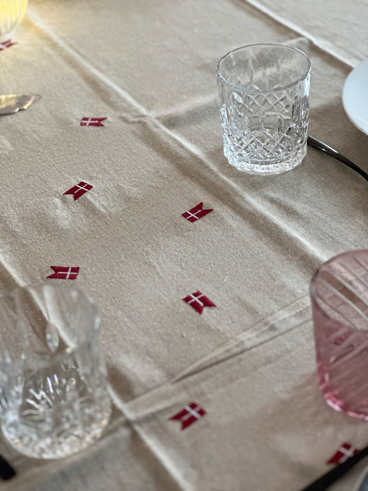 Dug m. Broderet Dansk Flag. 140x180cm