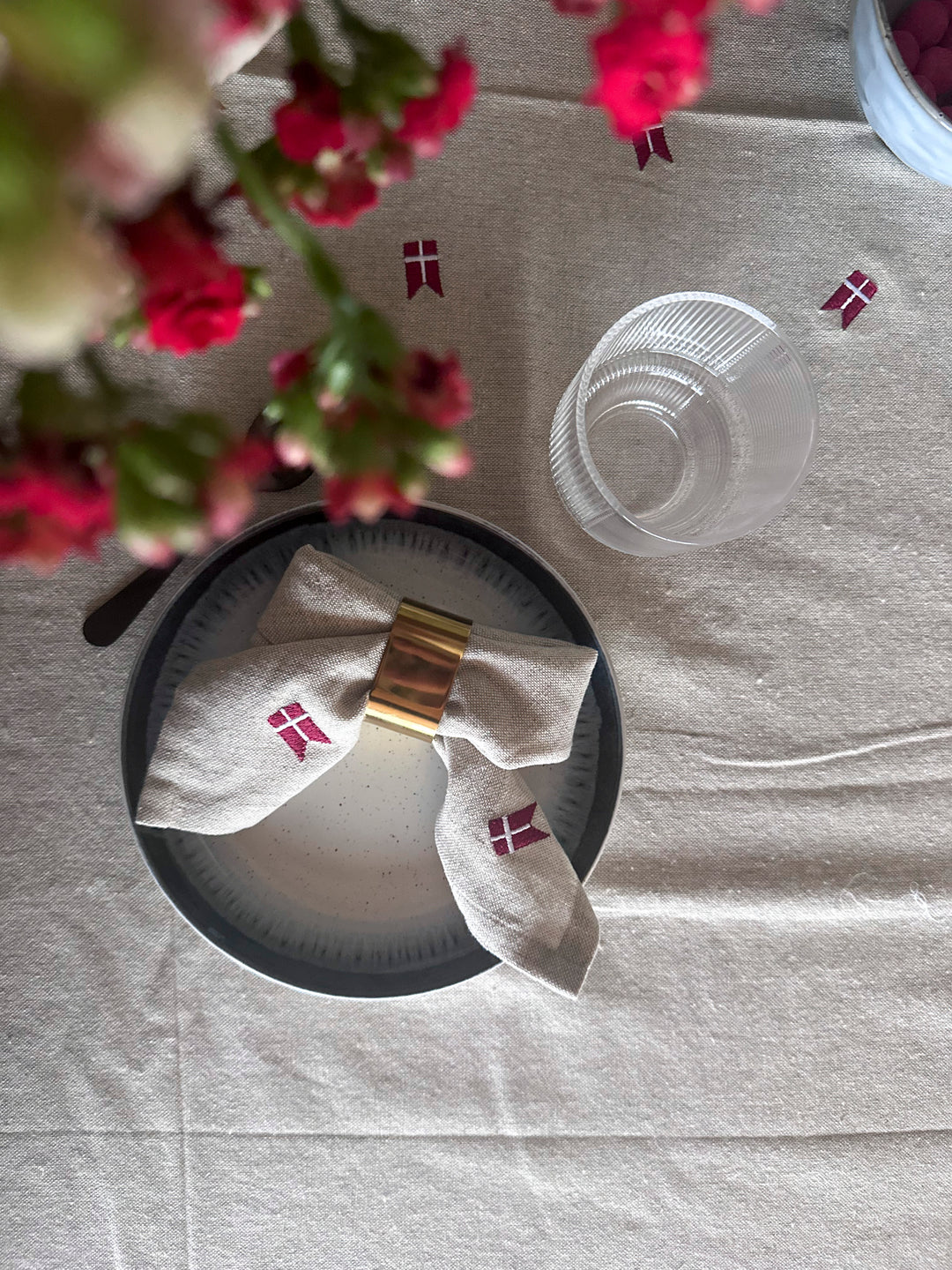 Dug m. Broderet Dansk Flag. 140x180cm