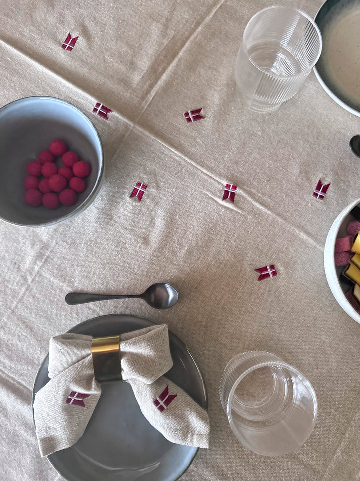 Dug m. Broderet Dansk Flag ( 140x270cm) Hørfarve