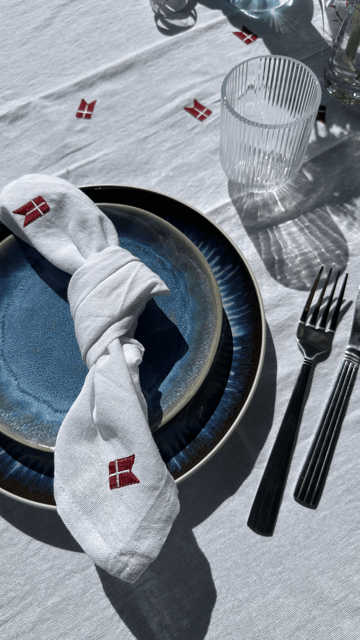 Stofserviet m. Broderet Dansk flag. (40x40cm) Hvid