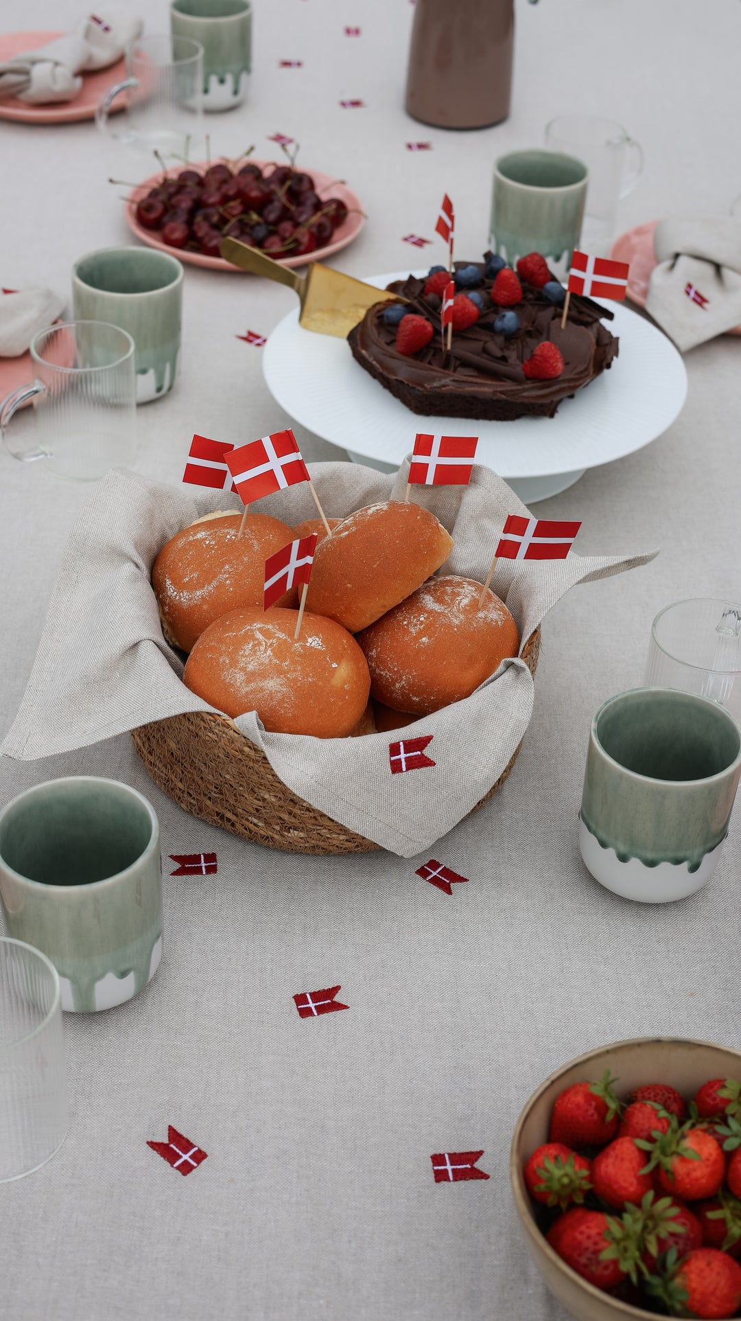 Dug m. Broderet Dansk Flag. (140x320cm) Hørfarve