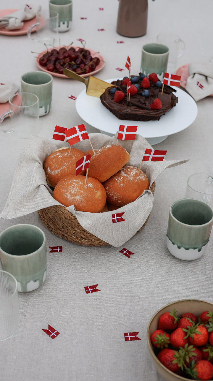 Dug m. Broderet Dansk Flag. (140x320cm) Hørfarve