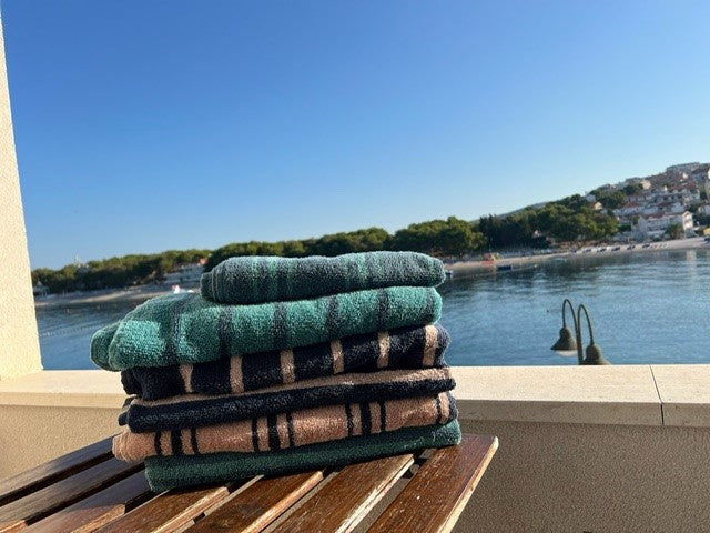 BIAS Håndklæde (50x100cm) i Mediterranea/Oil Blue