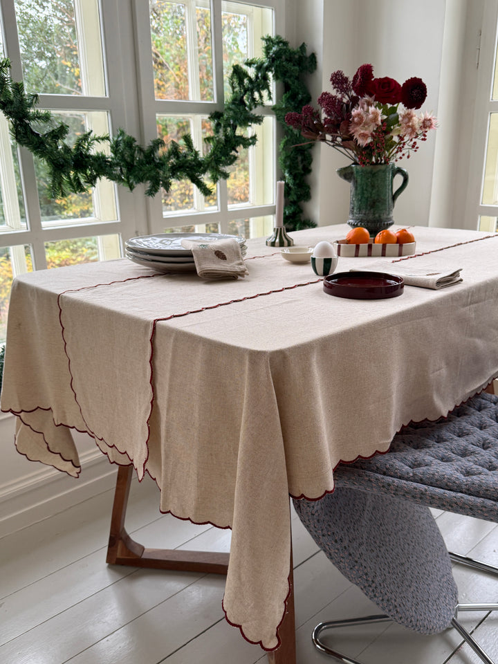 Dug m. Rød Broderi Kant (140x270cm)