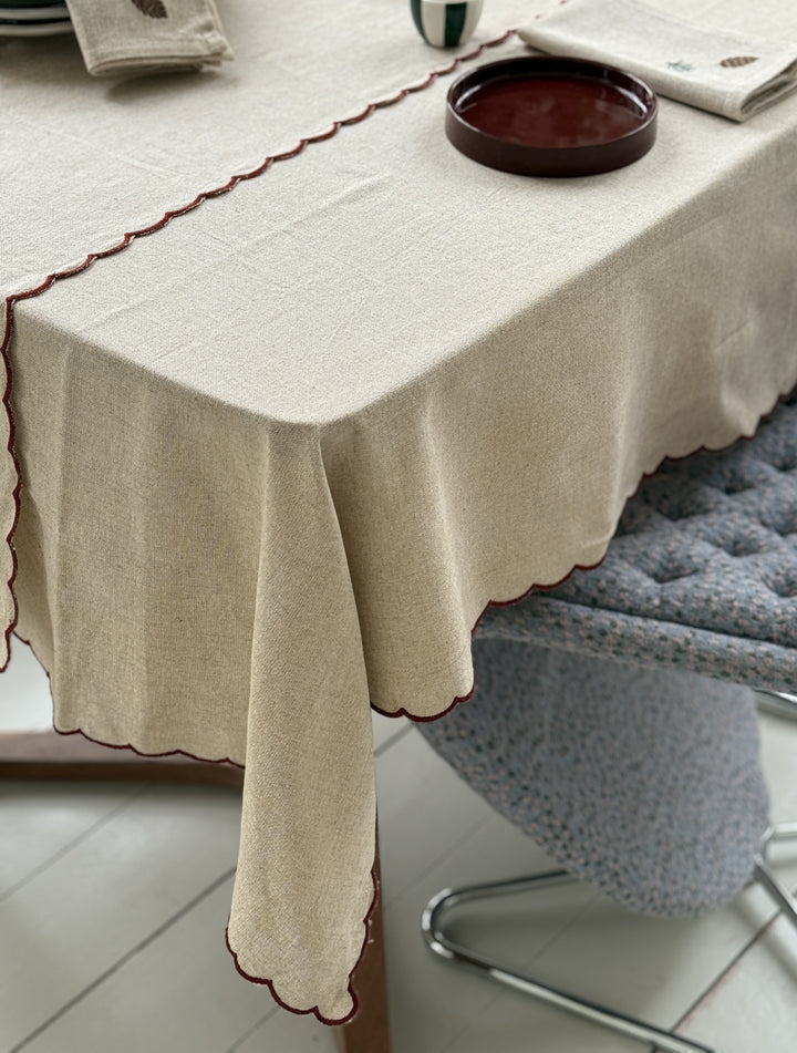 Dug m. Rød Broderi Kant (140x270cm)