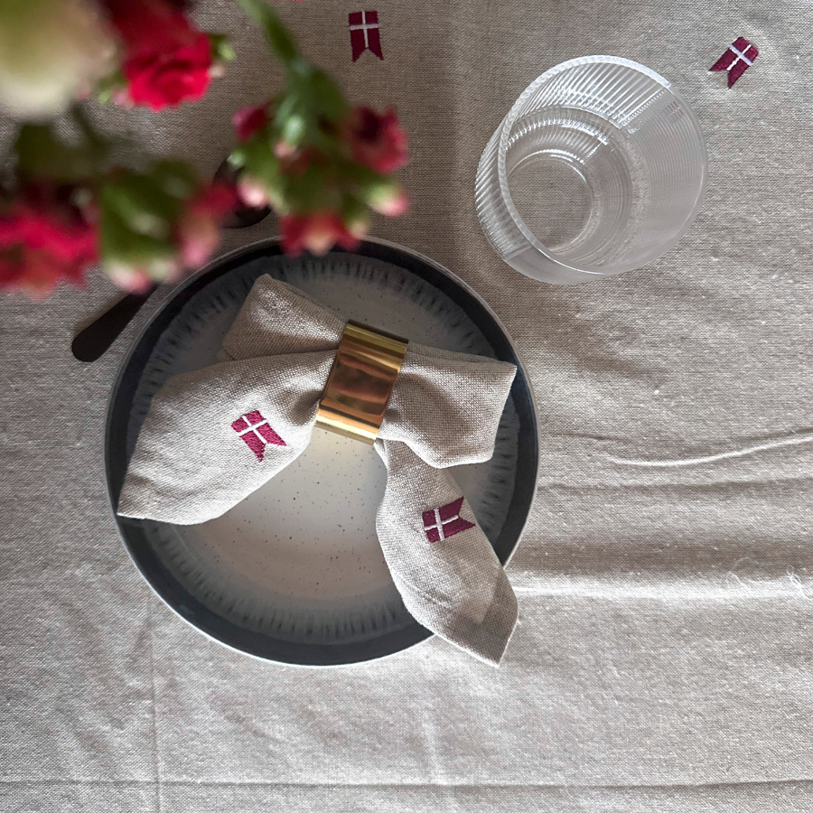 Stofserviet m. Broderet Dansk flag( 40x40cm) Hørfarve