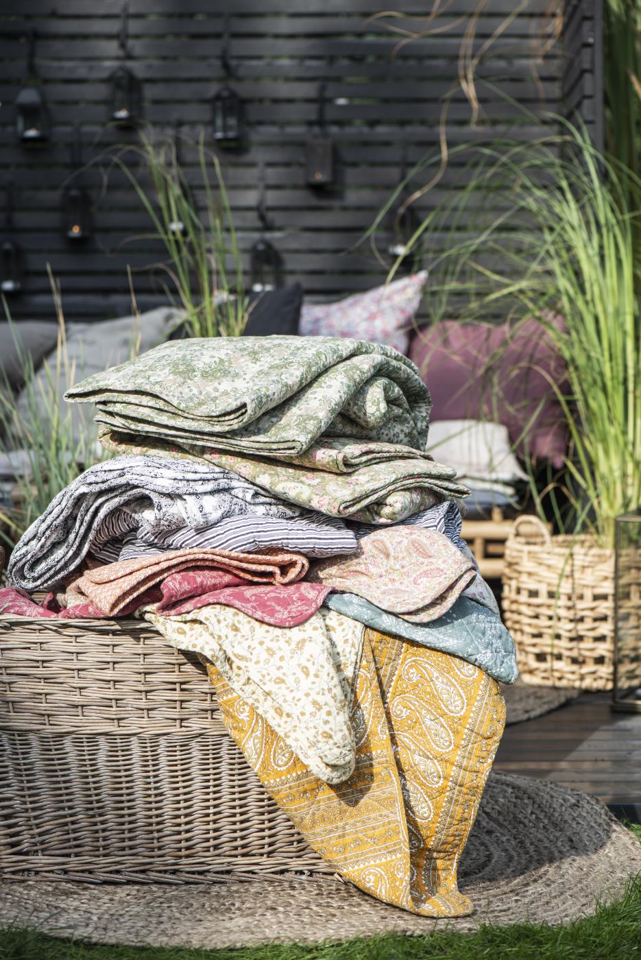 Quilt. (130x180cm). Hvid m. Sort Paisley