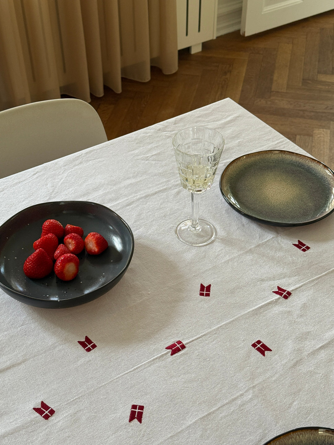 Dug m. Broderet Dansk Flag. (140x320cm) Hørfarve