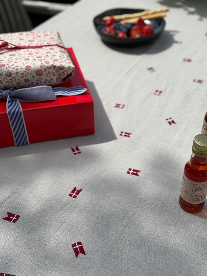 Dug m. Broderet Dansk Flag. (140x320cm) Hørfarve