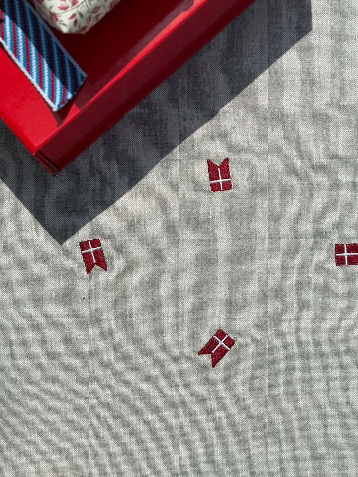 Dug m. Broderet Dansk Flag. (140x320cm) Hørfarve