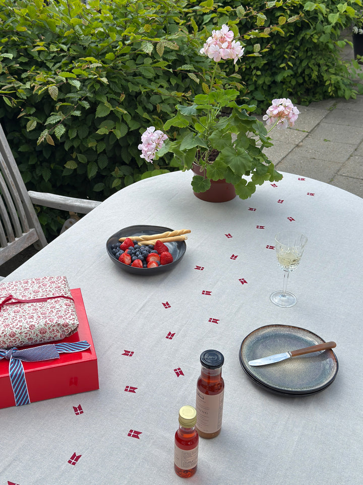 Dug m. Broderet Dansk Flag. (140x320cm) Hørfarve