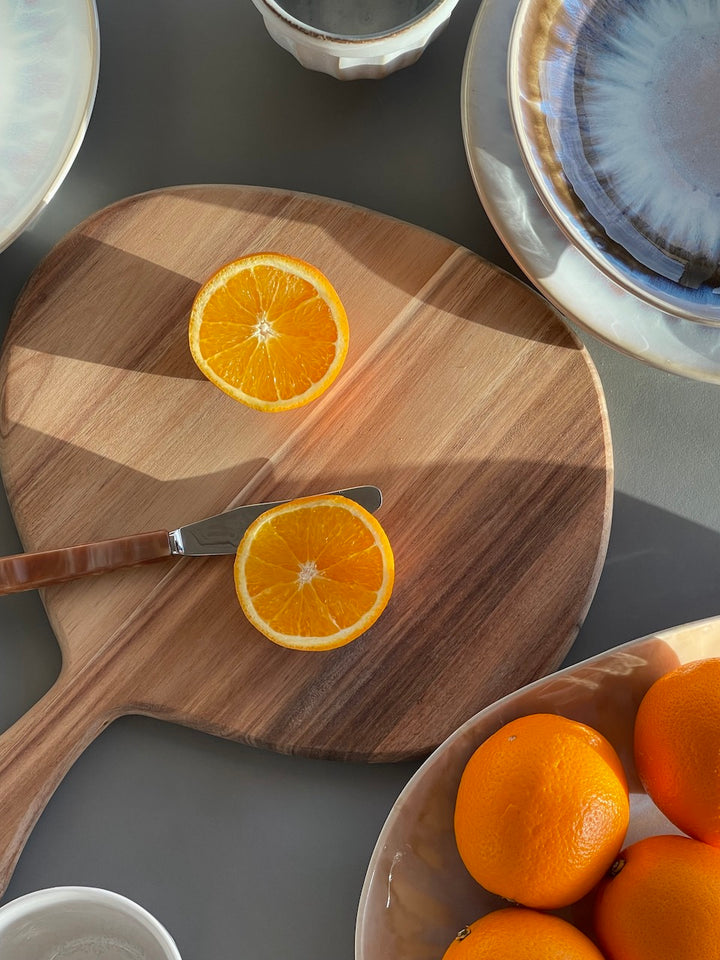 Skærebræt i Akacietræ ( Ø30X38X1,5cm).