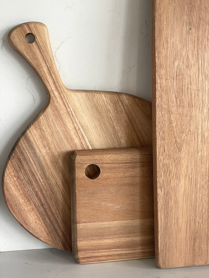 Skærebræt i Akacietræ ( Ø30X38X1,5cm).