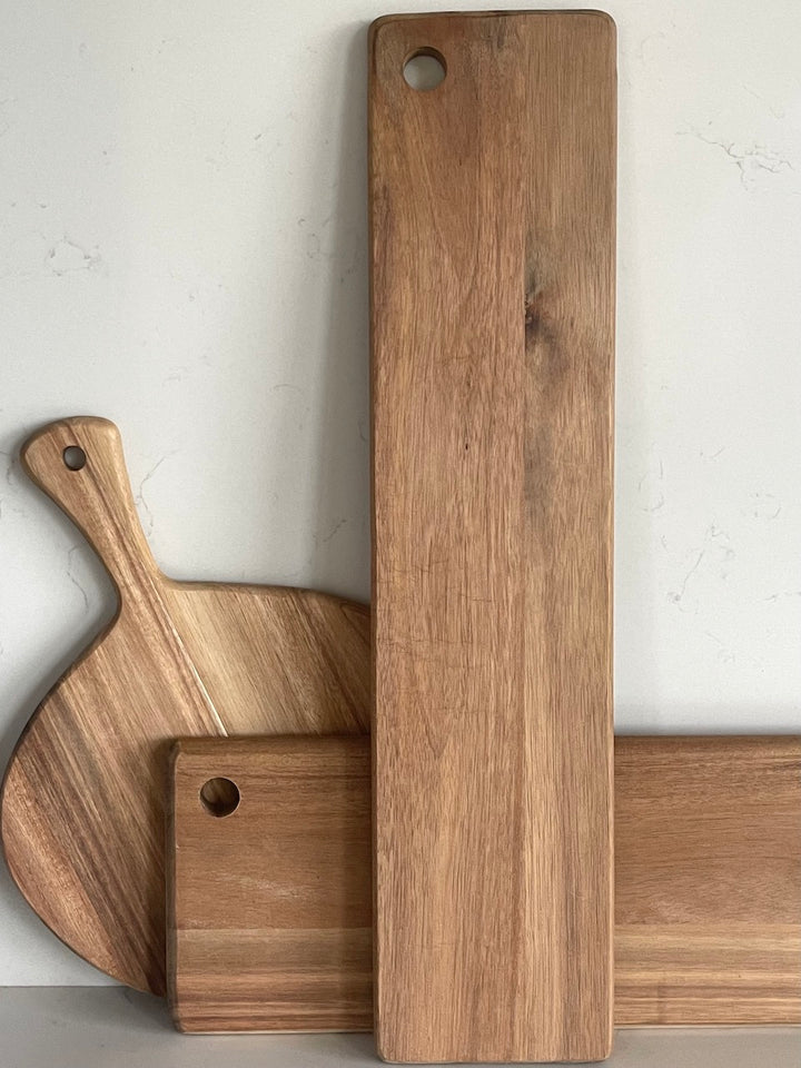 Skærebræt i Akacietræ ( Ø30X38X1,5cm).