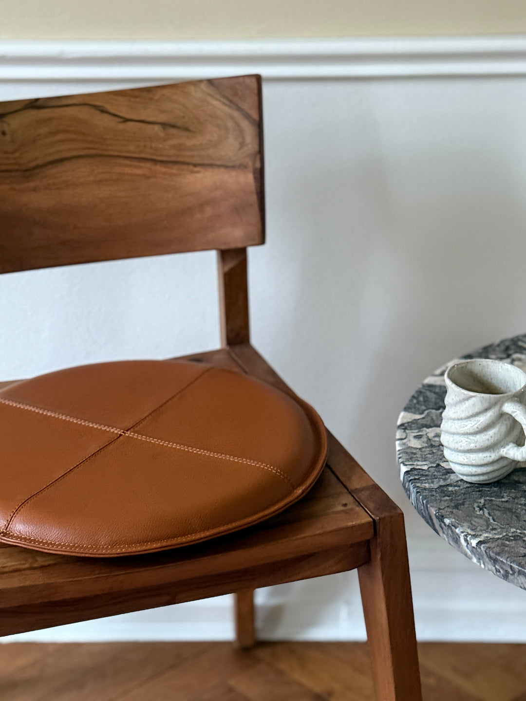 Rund Skindpude. Cognac