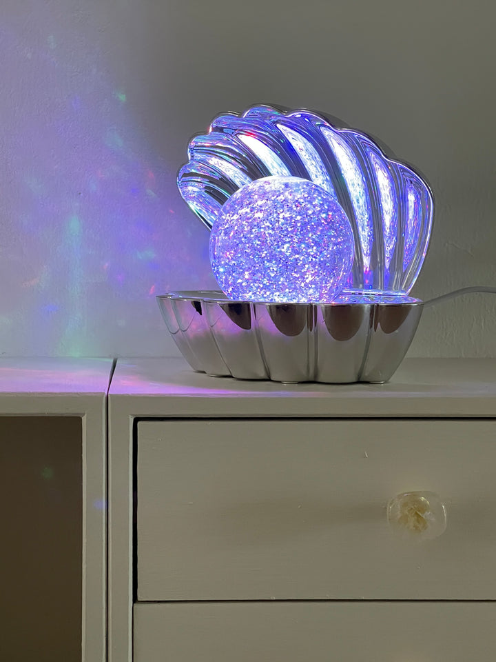 Muslingskal Lampe. 3xAAA baterier (excl) og USB