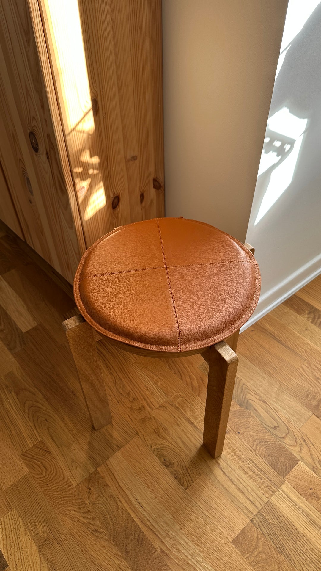 Rund Skindpude. Cognac