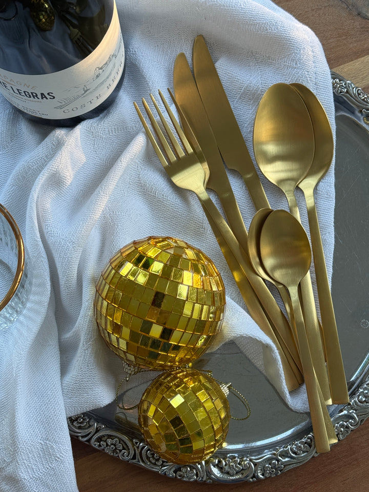 Bestiksæt 16 dele i Guld farve.