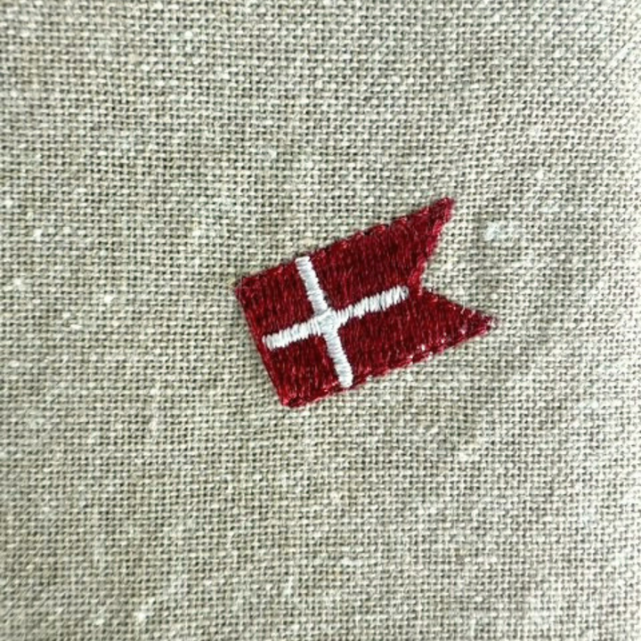 Dug m. Broderet Dansk Flag. (Ø160cm) Beige