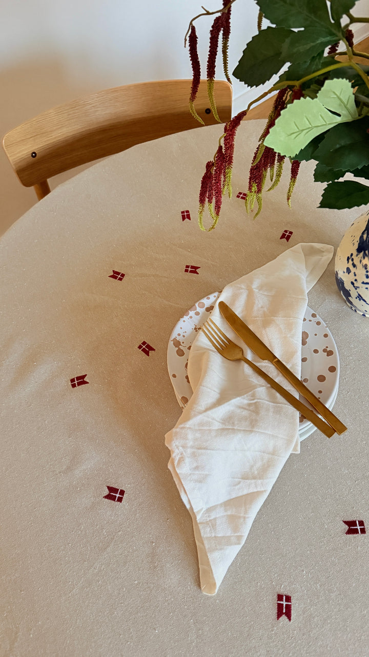 Dug m. Broderet Dansk Flag. (Ø160cm) Beige