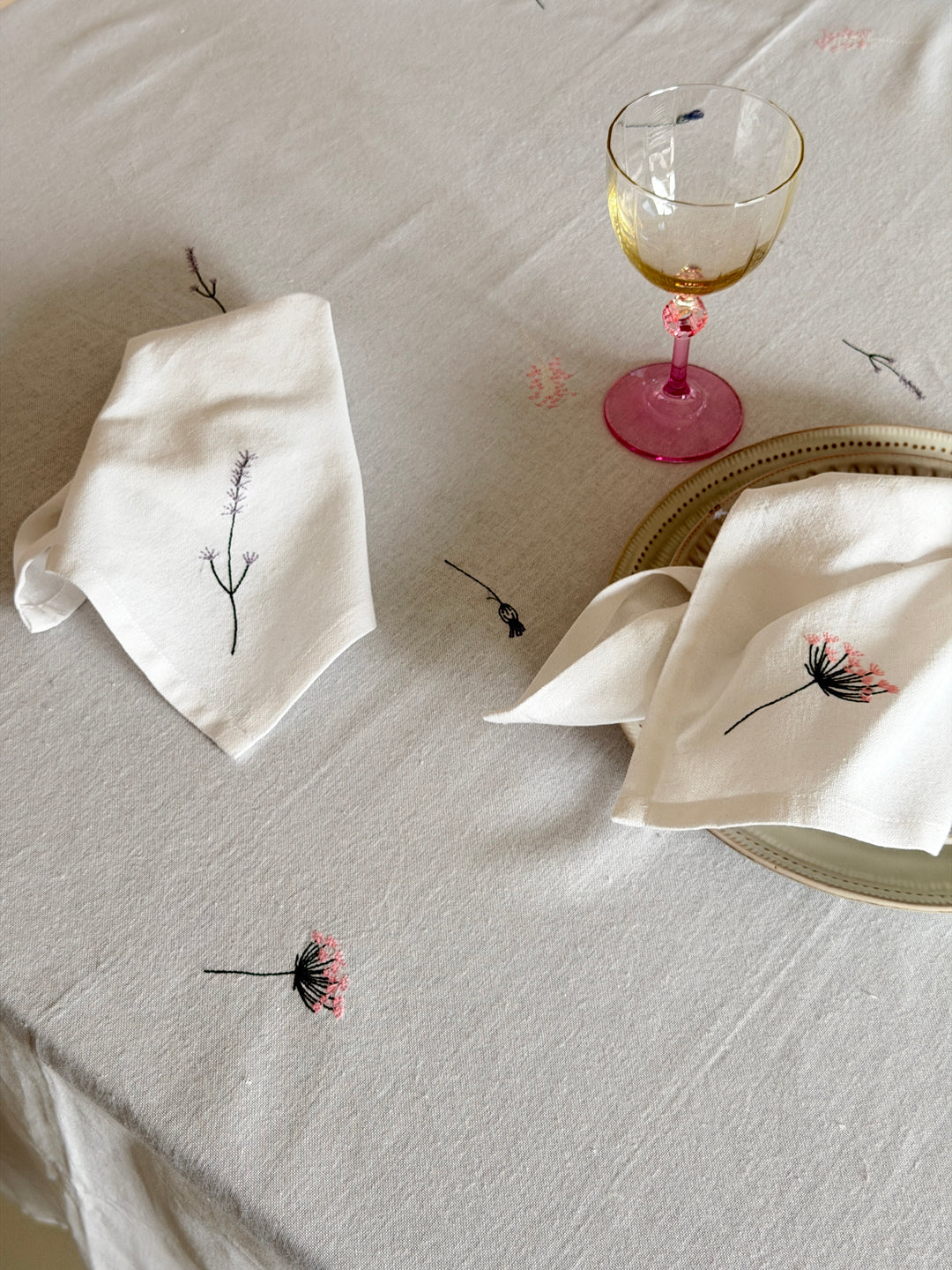 Dug m. Broderet ass Blomst (140x320cm) Hvid