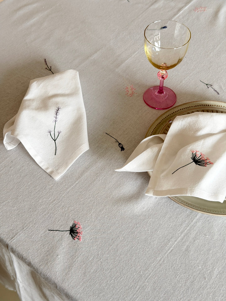 Dug m. Broderet ass Blomst (140x320cm) Hvid