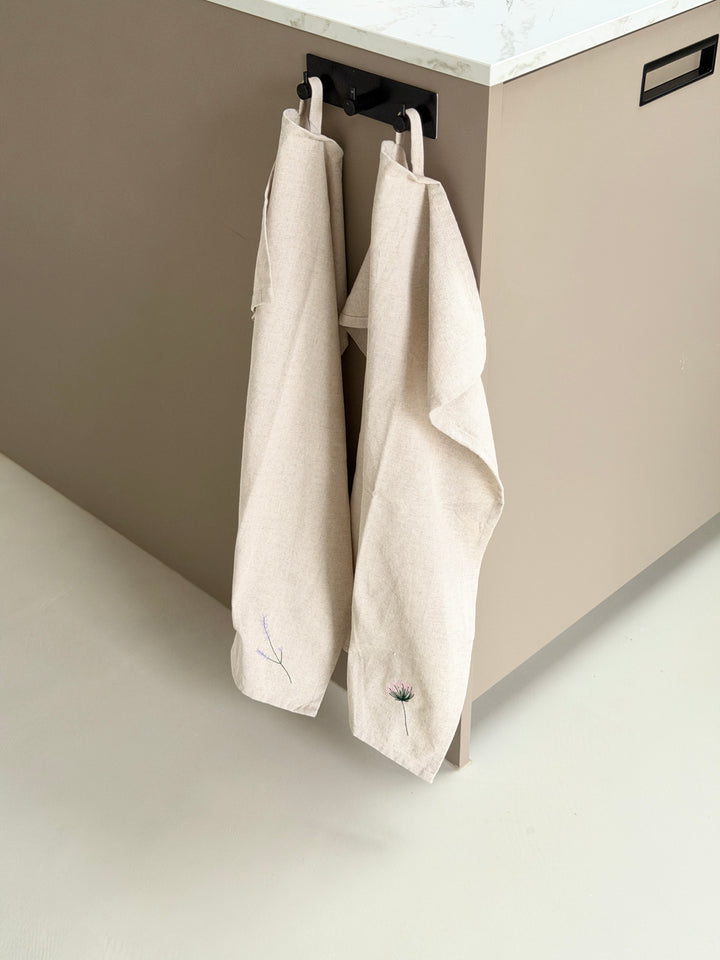 Viskestykke m  Broderet Skærmblomst (50x70cm).Camel beige