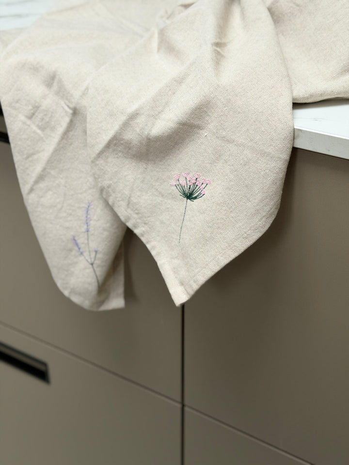 Viskestykke m  Broderet Skærmblomst (50x70cm).Camel beige