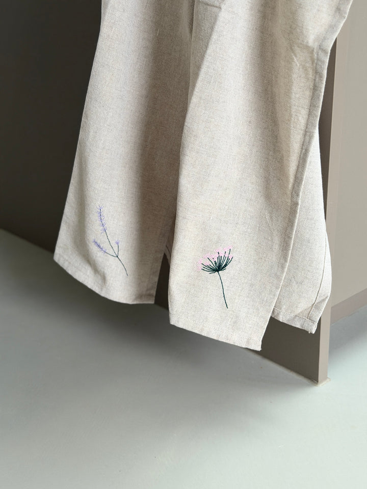 Viskestykke m  Broderet Skærmblomst (50x70cm).Camel beige