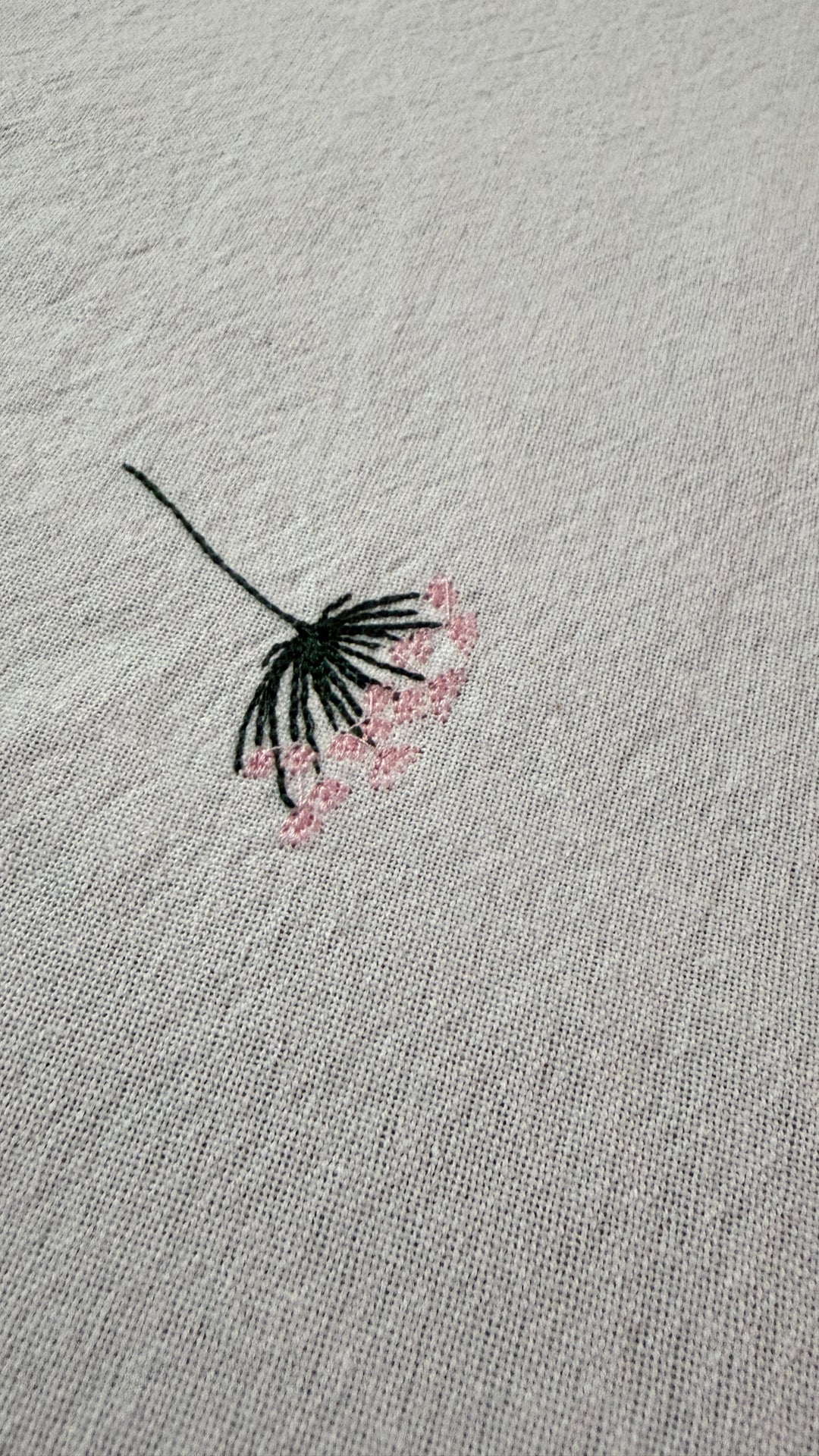 Dug m. Broderet ass Blomst (140x270cm) Hvid