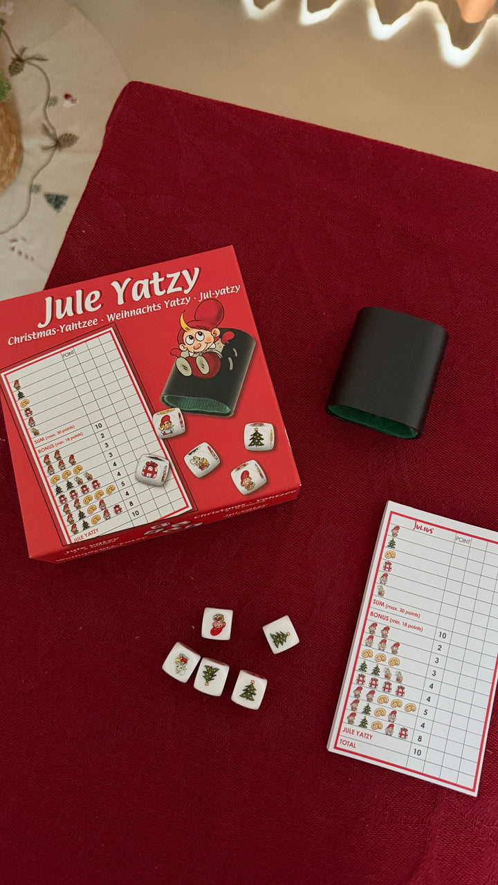Julius Yatzy Spil. ( 5 terninger, 1 blok og 1 bæger)