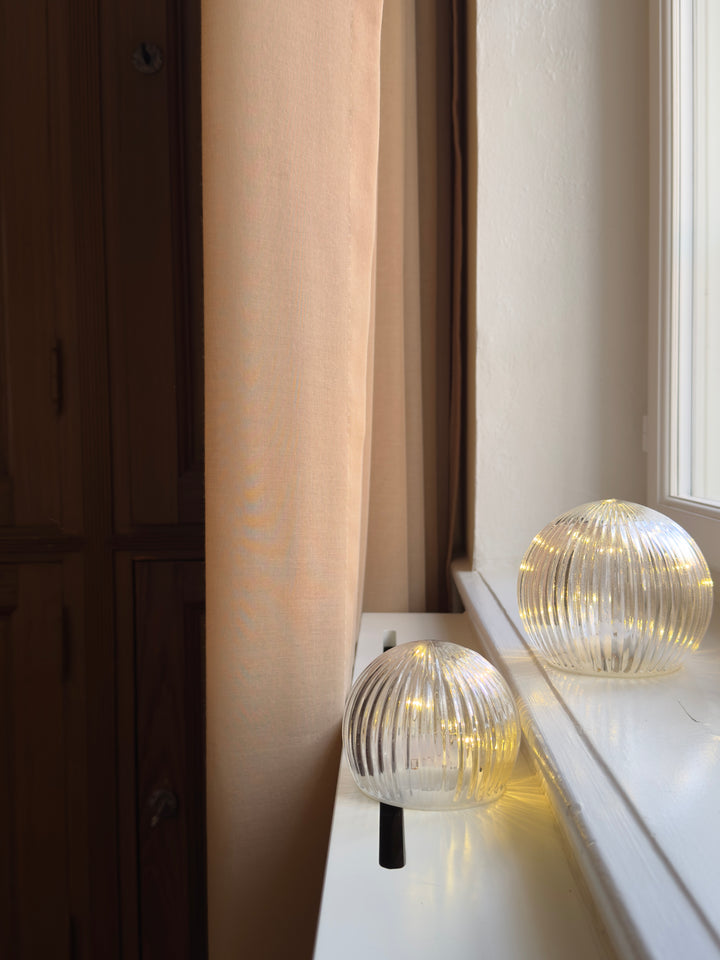 Lille Glas Kugle m. LED (10x7,5cm)
