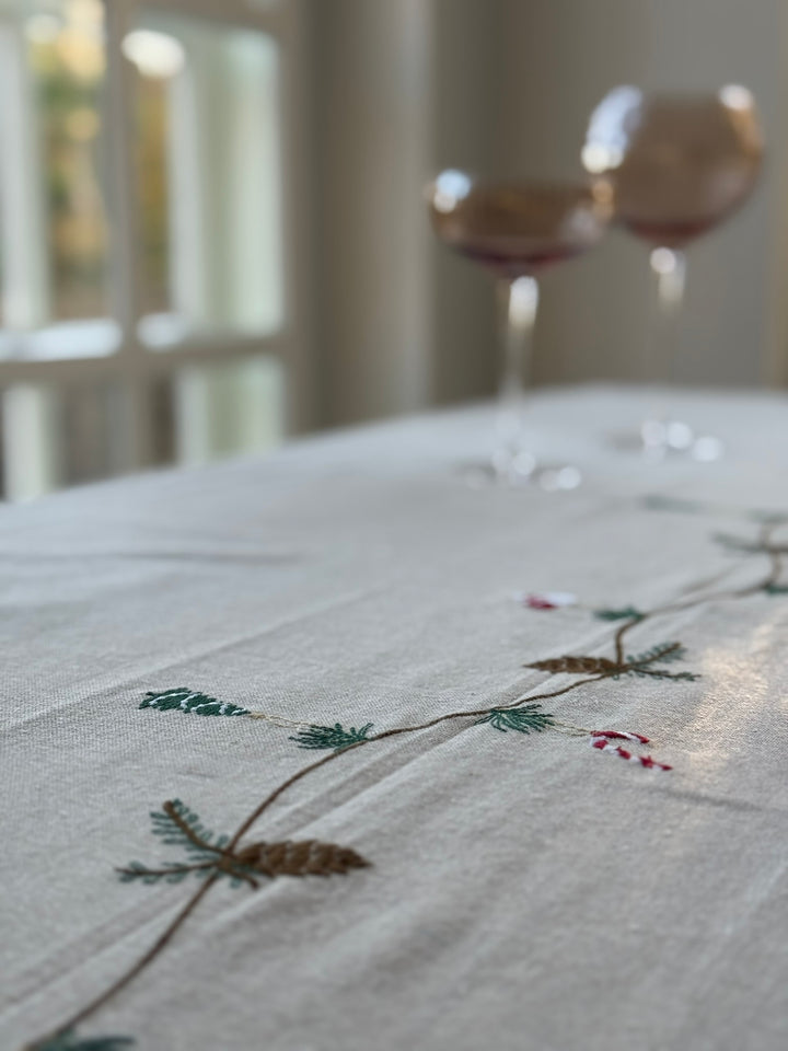 Juledug m Broderi (140x320cm)