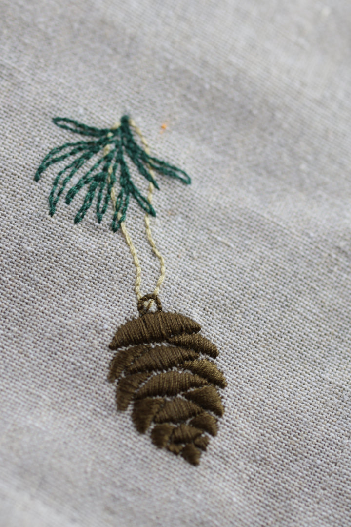 Jule Viskestykke m Grankogle Broderi (50x70cm)