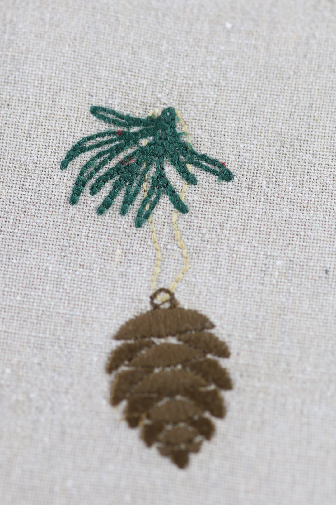 Juledækkeserviet m Grankogle Broderi (30x45cm)