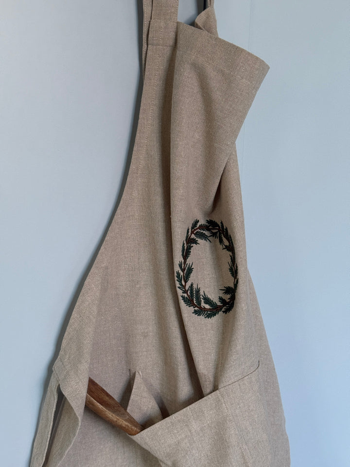 Forklæde m Krans Broderi  (71x125cm)