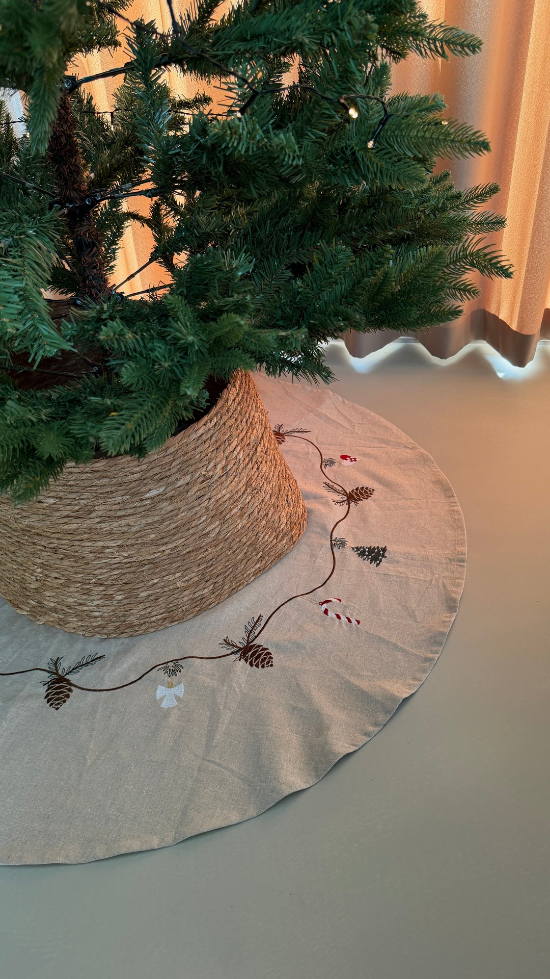 Juletræstæppe m Hjerte og Grankogle (Ø100 cm)