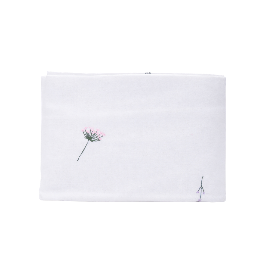 Dug m. Broderet ass Blomst (140x270cm) Hvid