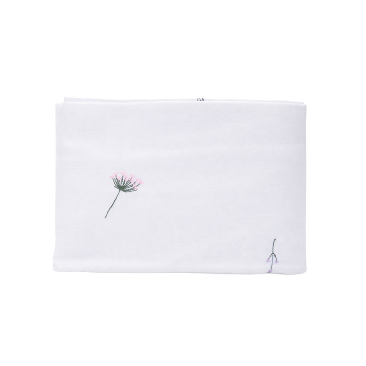 Dug m. Broderet ass Blomst (140x270cm) Hvid