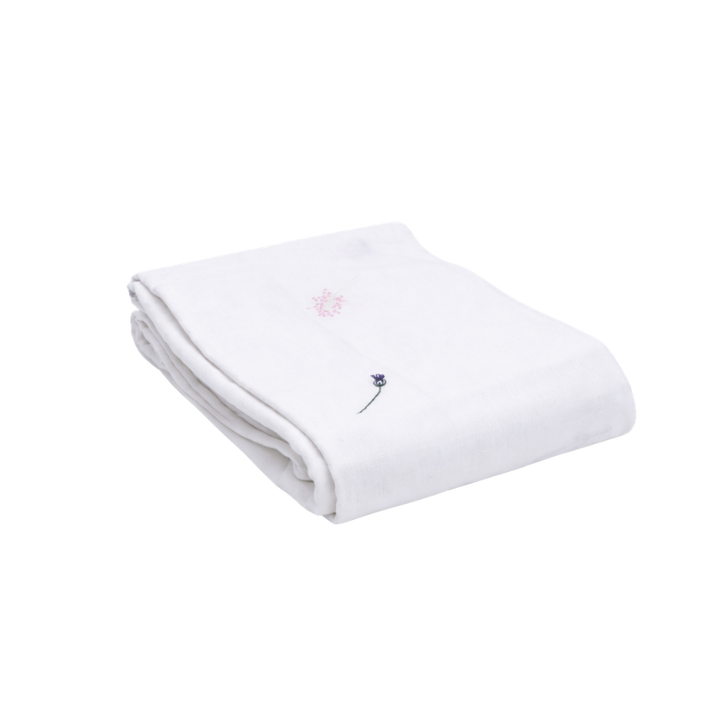 Dug m. Broderet ass Blomst (140x270cm) Hvid