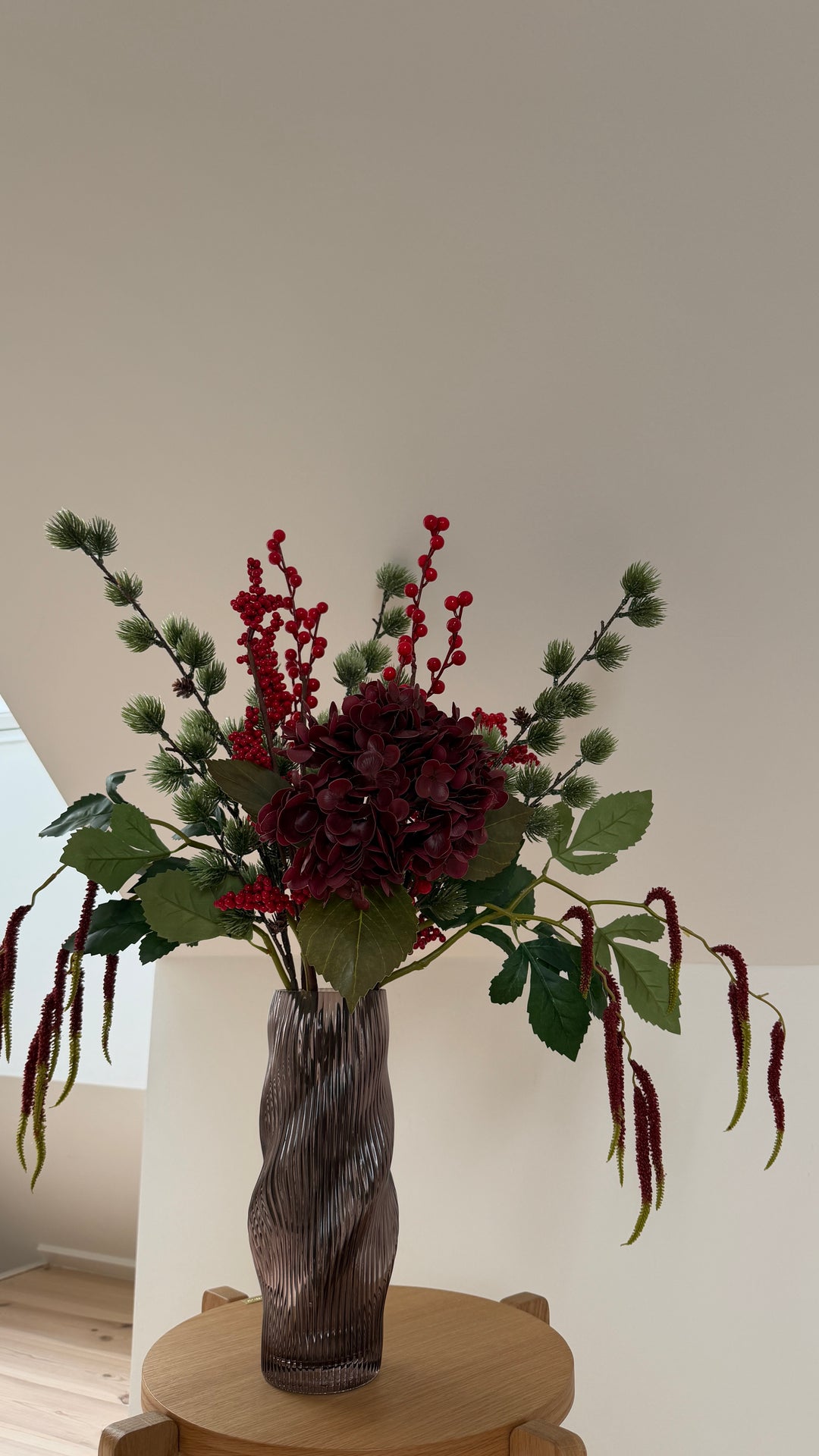 Evighedsbuket December m. Røde Bær og Hortensia