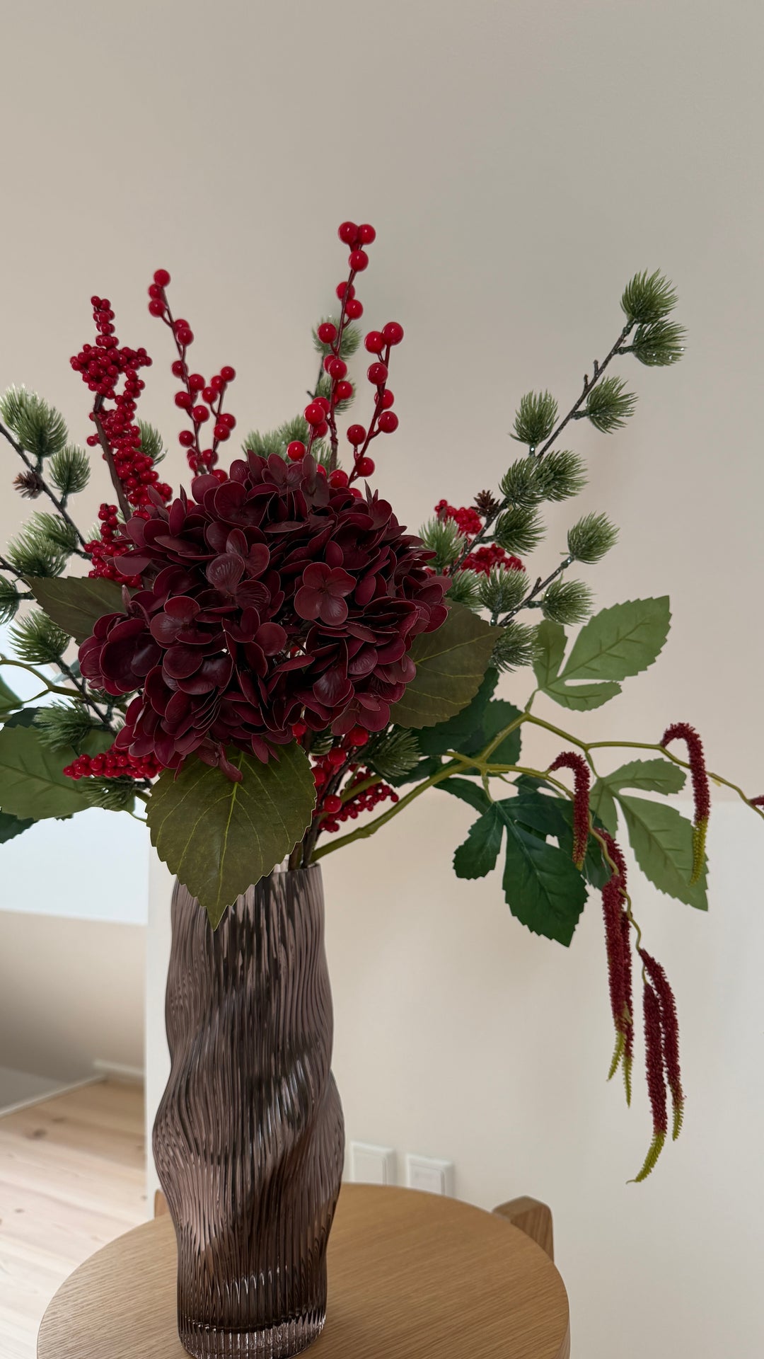 Evighedsbuket December m. Røde Bær og Hortensia