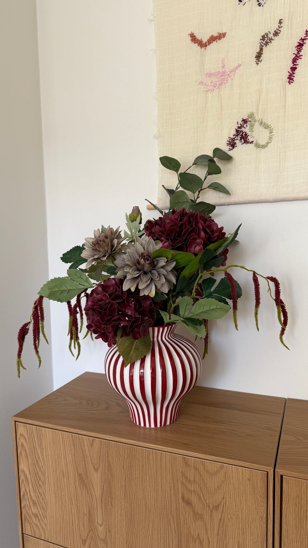 Evighedsbuket Rød Harmoni m. Hortensia og Dahlia
