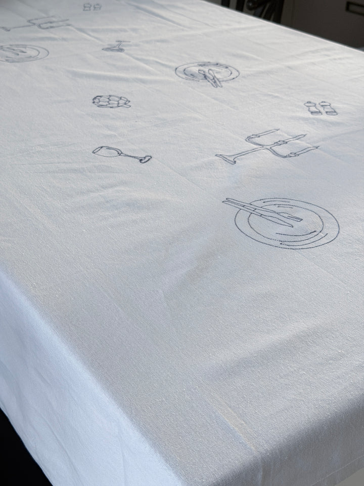 Dug i Hvid m Blå Broderi  MIA (140x270cm)