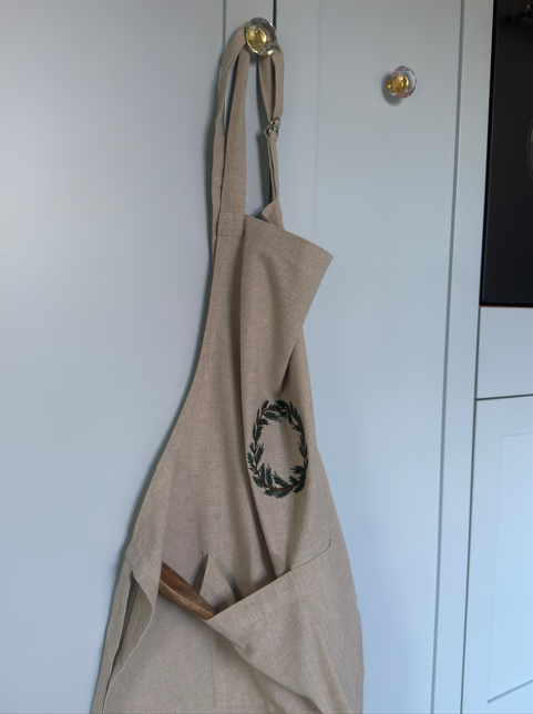 Forklæde m Krans Broderi  (71x125cm)